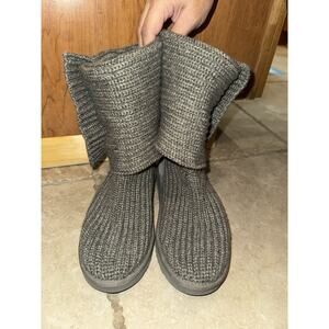 UGG Women Classic Knit Boot - USED NO BOX VERY GOOD CONDITION SIZE 8